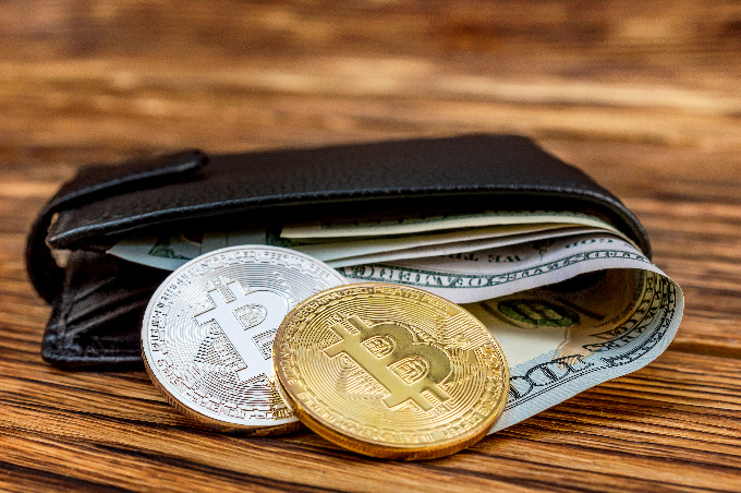 Лучший настольный кошелек: криптовалютные монеты и бумажные деньги в кошельке.