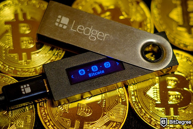 کیف پول Tron: Ledger Nano S روی انبوهی از بیت کوین.